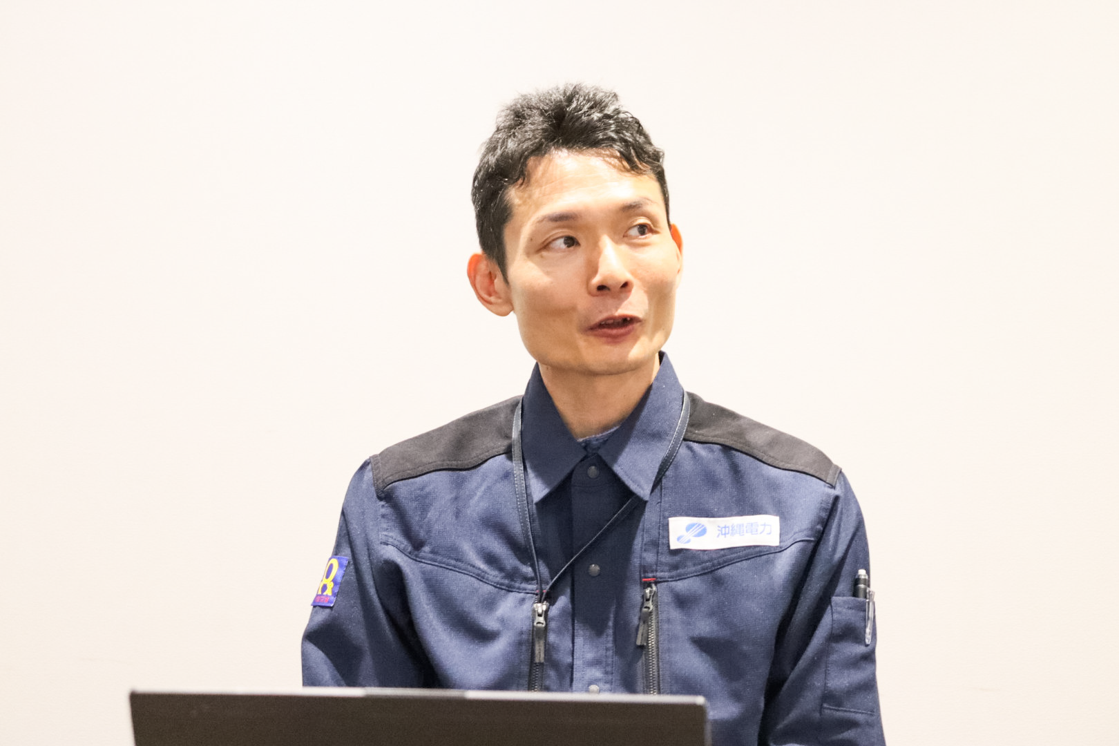 八幡がインタビューに答える様子