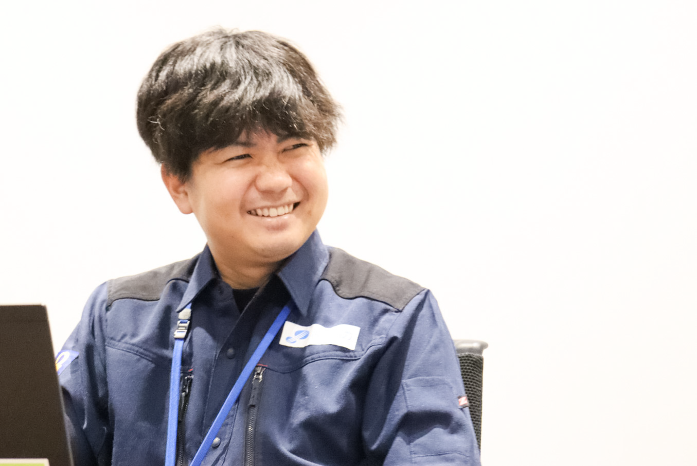 外間がほほ笑んでいる様子