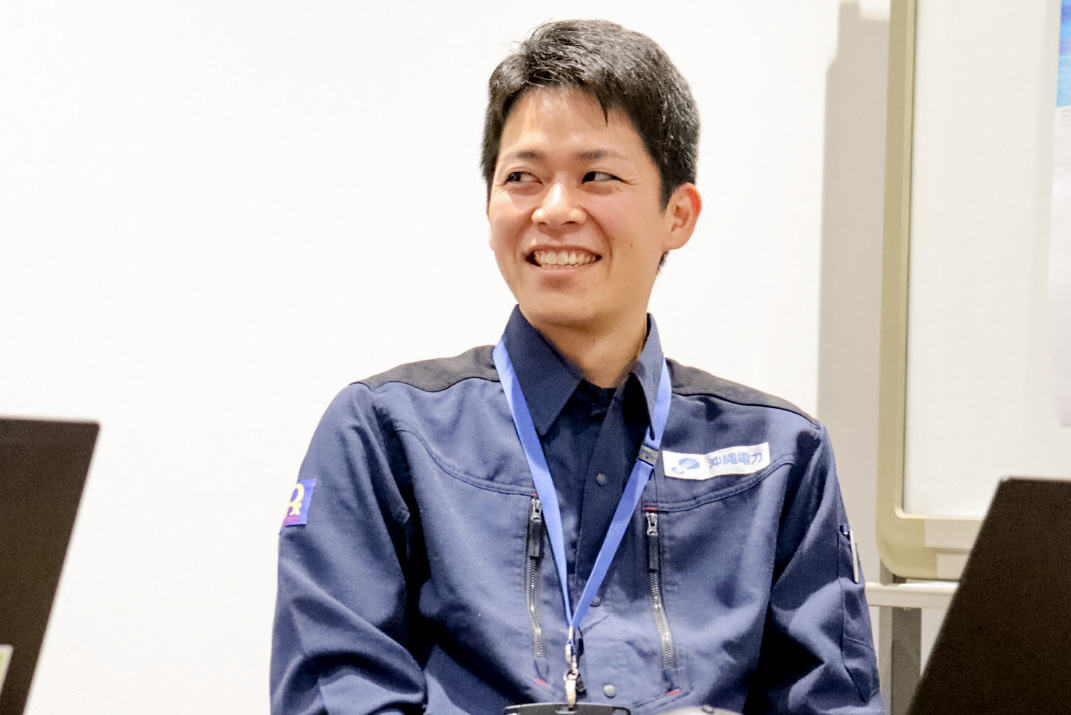 八幡がほほ笑んでいる様子