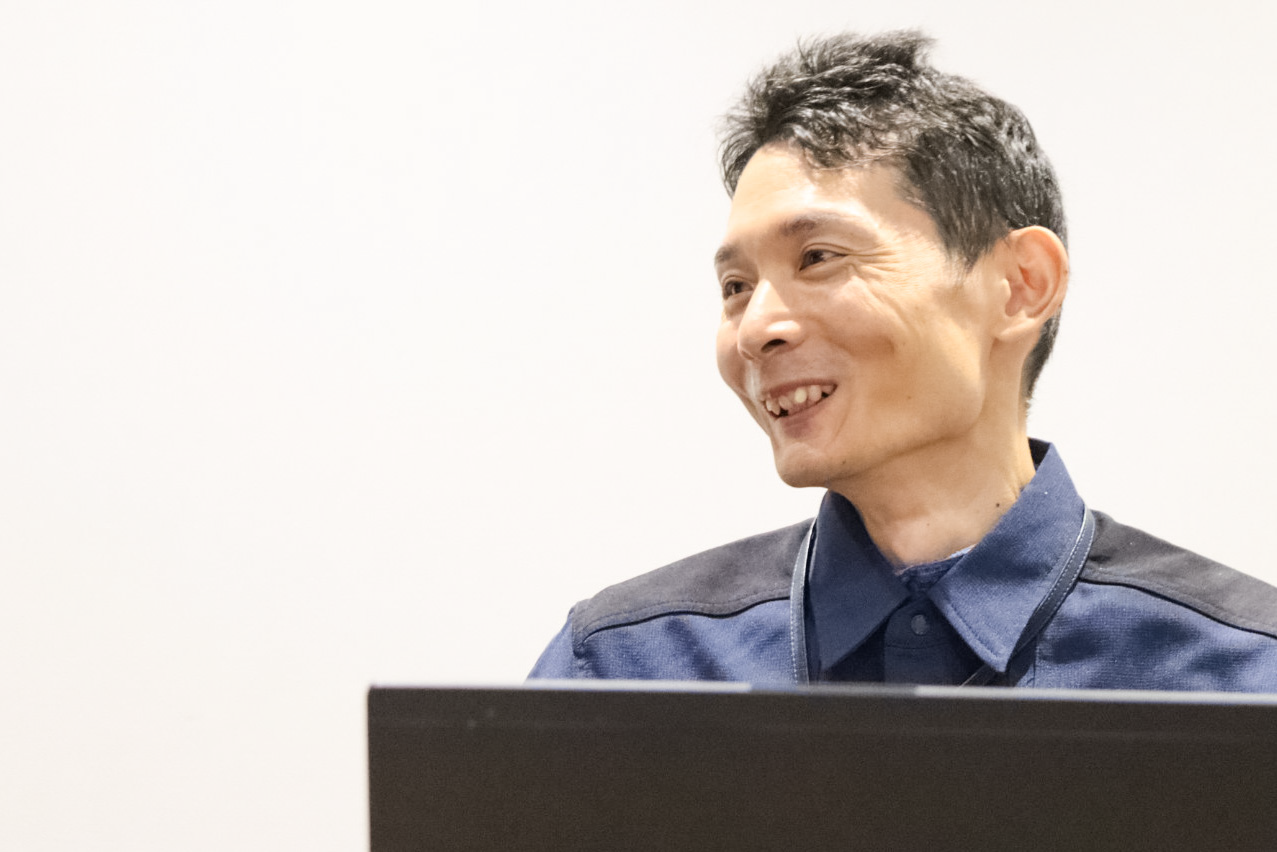 外間がほほ笑んでいる様子