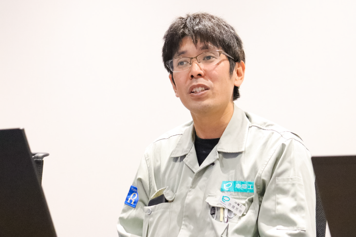 赤嶺がインタビューに答える様子