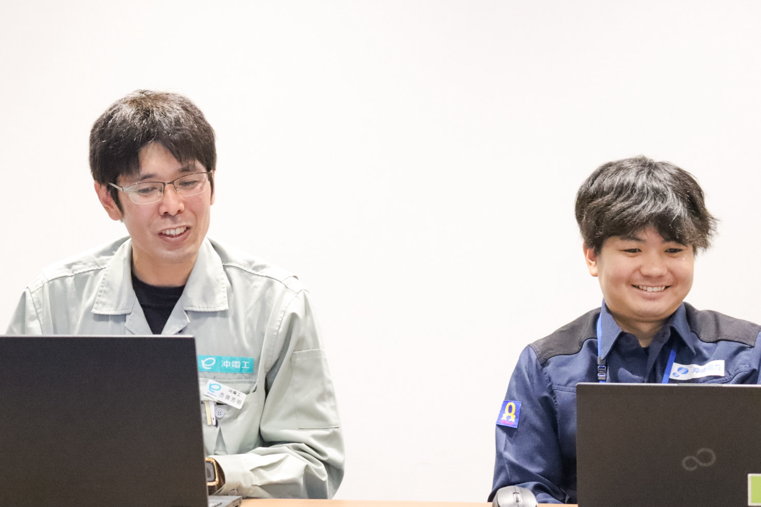 山城と赤嶺がインタビューに答える様子