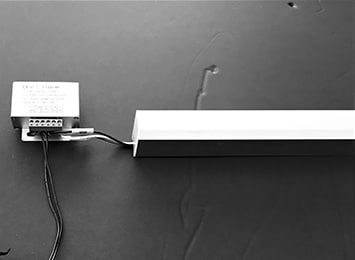 写真2、調光ドライバーと調光対応のLED器具