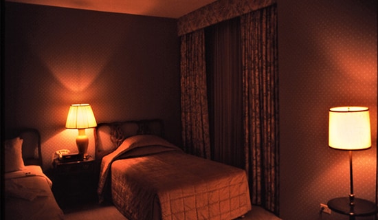 写真1　シェード形スタンド器具によるホテルの客室照明、（目に優しいので、世界中のホテルで昔から定番）