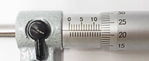 写真2：マイクロメータ（0～25mm、外測用）の各部の名称